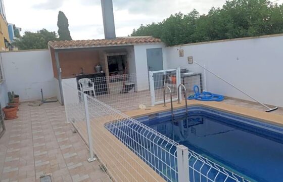 OPORTUNIDAD: CHALET INDEPENDIENTE, CERCA CIUDAD, PARQUING Y PISCINA.