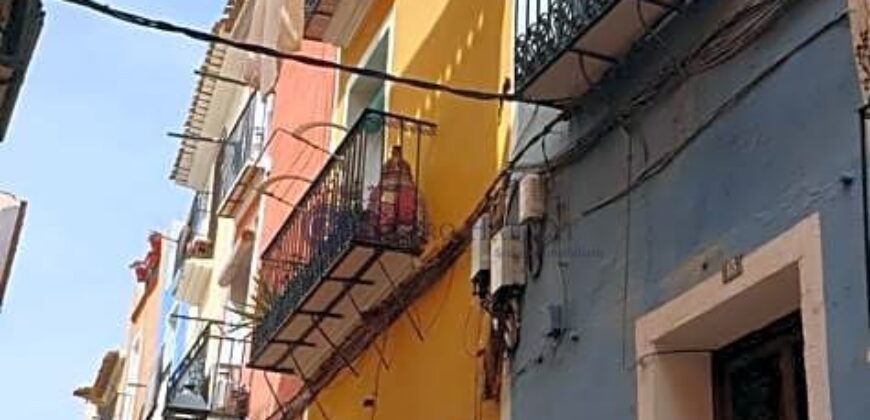 CASA ENTERA EN CASCO ANTIGUO CON GRAN PATIO Y VISTAS A REFORMAR