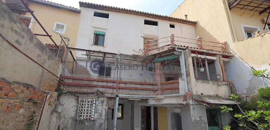 CASA ENTERA EN CASCO ANTIGUO CON GRAN PATIO Y VISTAS A REFORMAR