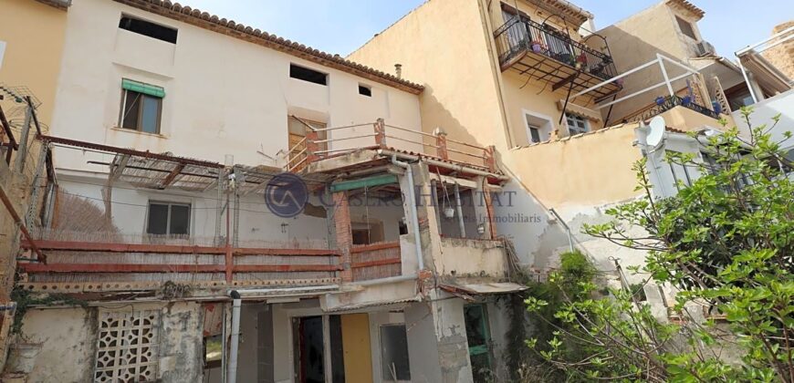 CASA ENTERA EN CASCO ANTIGUO CON GRAN PATIO Y VISTAS A REFORMAR