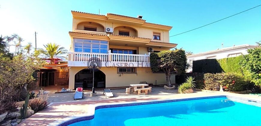 CHALET INDEPENDIENTE, GARAJE, PISCINA CON VISTAS AL MAR Y LA MONTAÑA