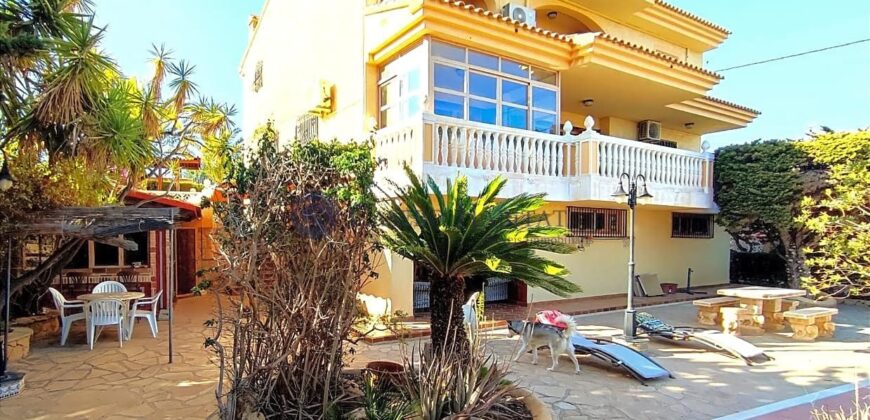 CHALET INDEPENDIENTE, GARAJE, PISCINA CON VISTAS AL MAR Y LA MONTAÑA